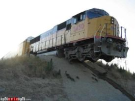 Witzbild: Lokomotive hängt über einer Düne in der Luft