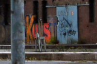 Graffiti "Kunst" auf einer verfallenden Mauer