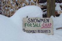 Scherzbild: In einem großen Schneehaufen ein Schild "Snowmen for sale - cheap (assembly required)"