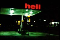 Nachtaufnahme einer Tankstelle einer bekannten Kette. Die Leuchtreklame ist aber defekt und da steht nur "hell"