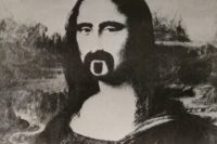 Scherzbild: Schwarz-weiß-Darstellung der Mona Lisa, deren Gesicht aber mit Augenbrauen und dem charakteristischen Bart von Frank Zappa verfremdet ist